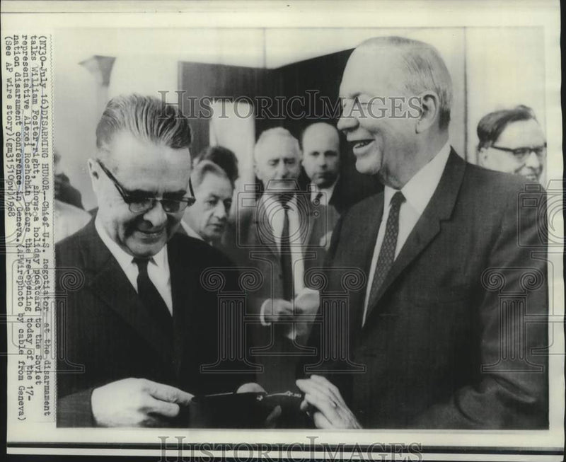 Load image into Gallery viewer, 1968 Press Photo William Foster shows holiday card at Geneva disarmament talks
