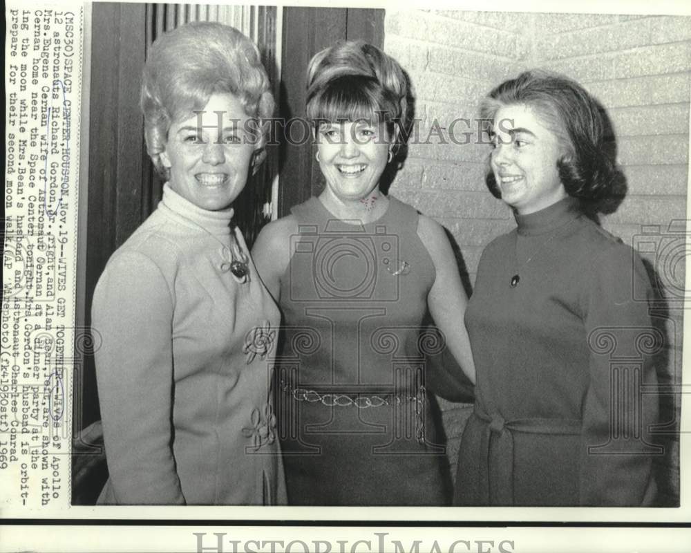 1969 Press Photo Mr. Richard Gordon and other astronaut's wives at dinner party