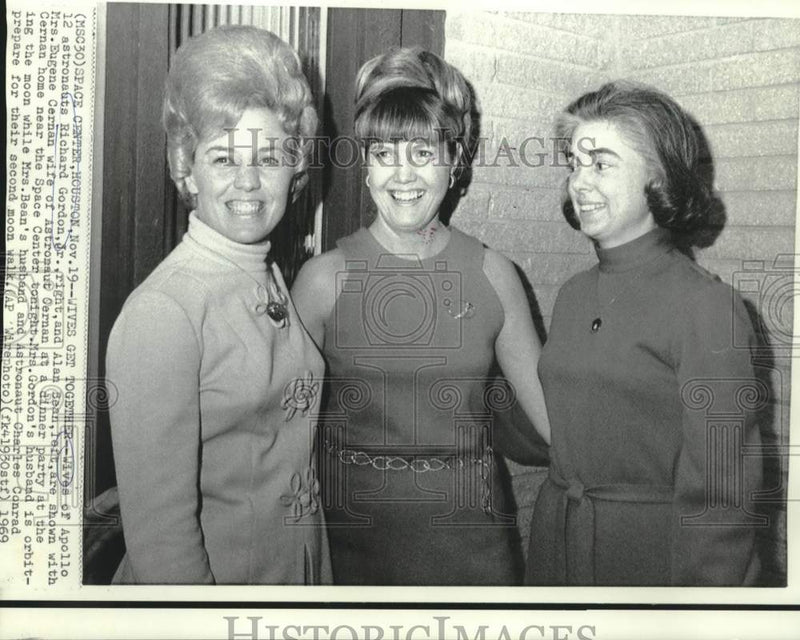 Load image into Gallery viewer, 1969 Press Photo Mr. Richard Gordon and other astronaut's wives at dinner party
