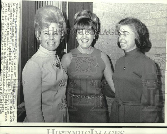 1969 Press Photo Mr. Richard Gordon and other astronaut's wives at dinner party