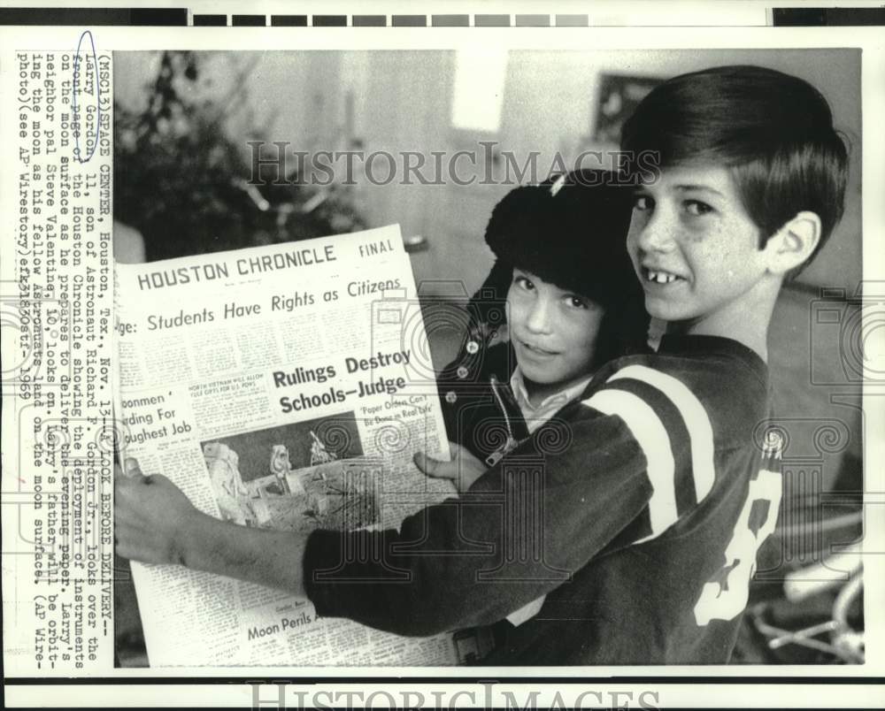 1969 Press Photo Astronaut Richard Gordon's son Larry & friend look at headlines