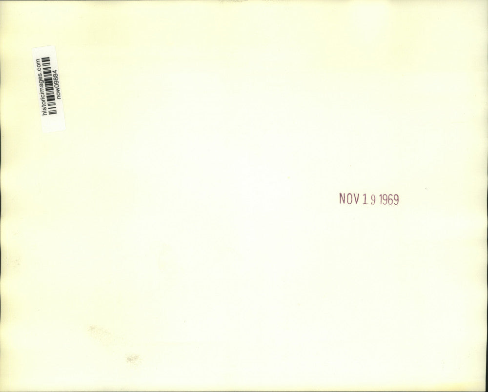 1969 Press Photo Astronaut Richard Gordon's son Larry & friend look at headlines