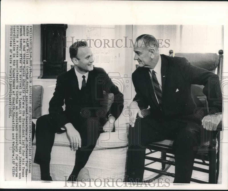 Load image into Gallery viewer, 1965 Press Photo President Johnson talks with William Gorham at White House

