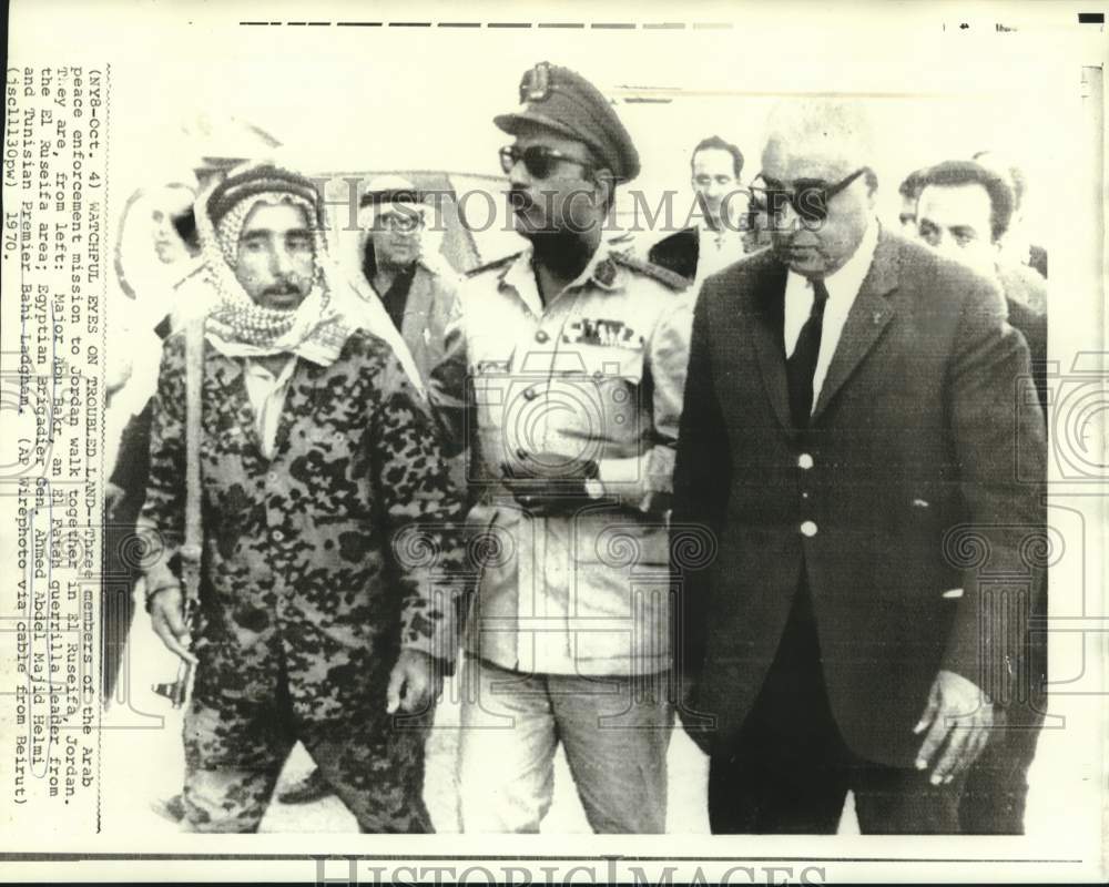 1970 Press Photo General Ahmed Helmi &amp; others walk in El Ruseifa, Jordan
