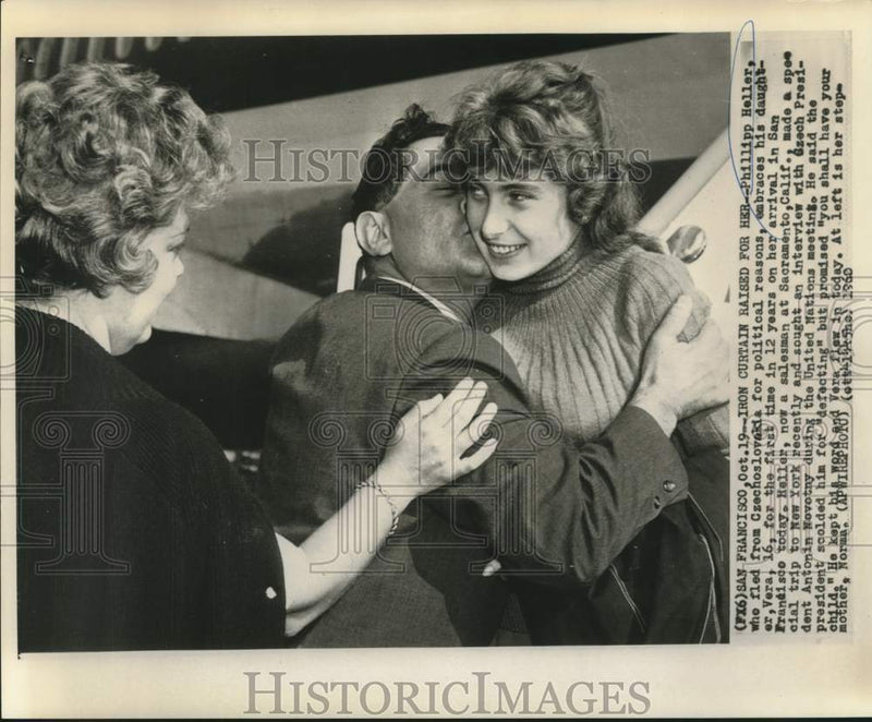 Load image into Gallery viewer, 1960 Press Photo Phillipp Heller hugs daughter Vera in San Francisco - now09952
