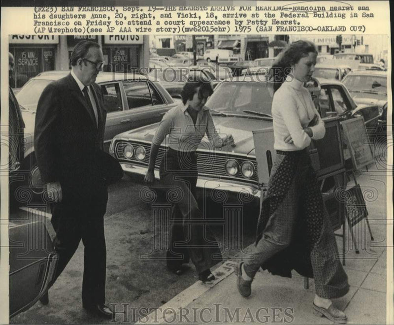 Load image into Gallery viewer, 1975 Press Photo Randolph Hearst and daughters arrive at Federal Building
