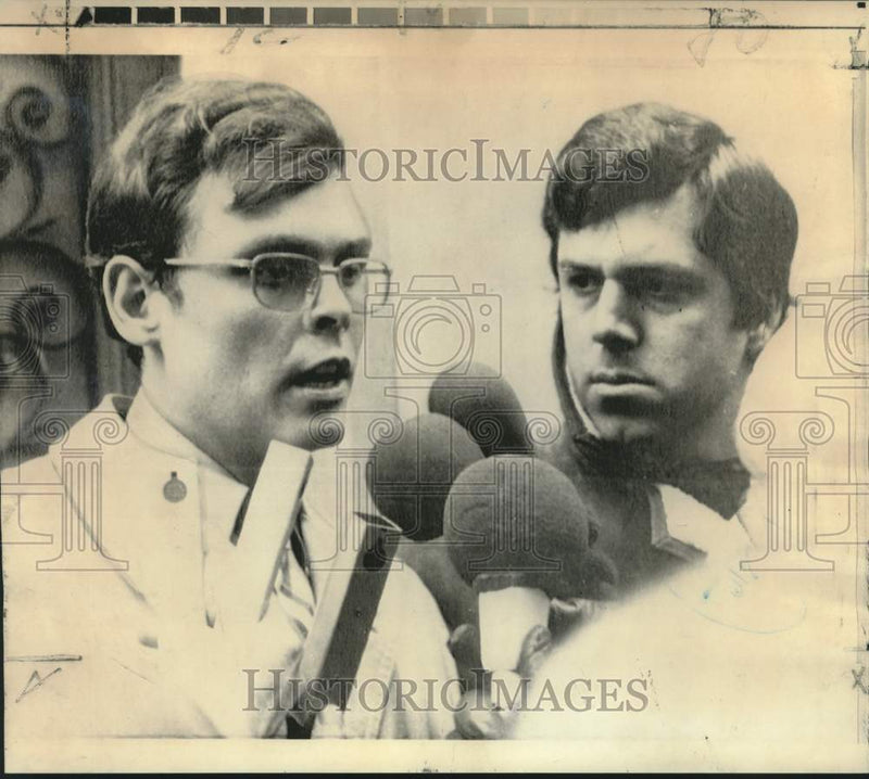 Load image into Gallery viewer, 1970 Press Photo Former North Vietnamese POW Douglas Hegdahl with newsmen
