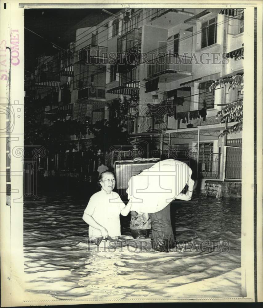 1971 Press Photo Malaysian women wade through flooded street of Kuala Lumpur.