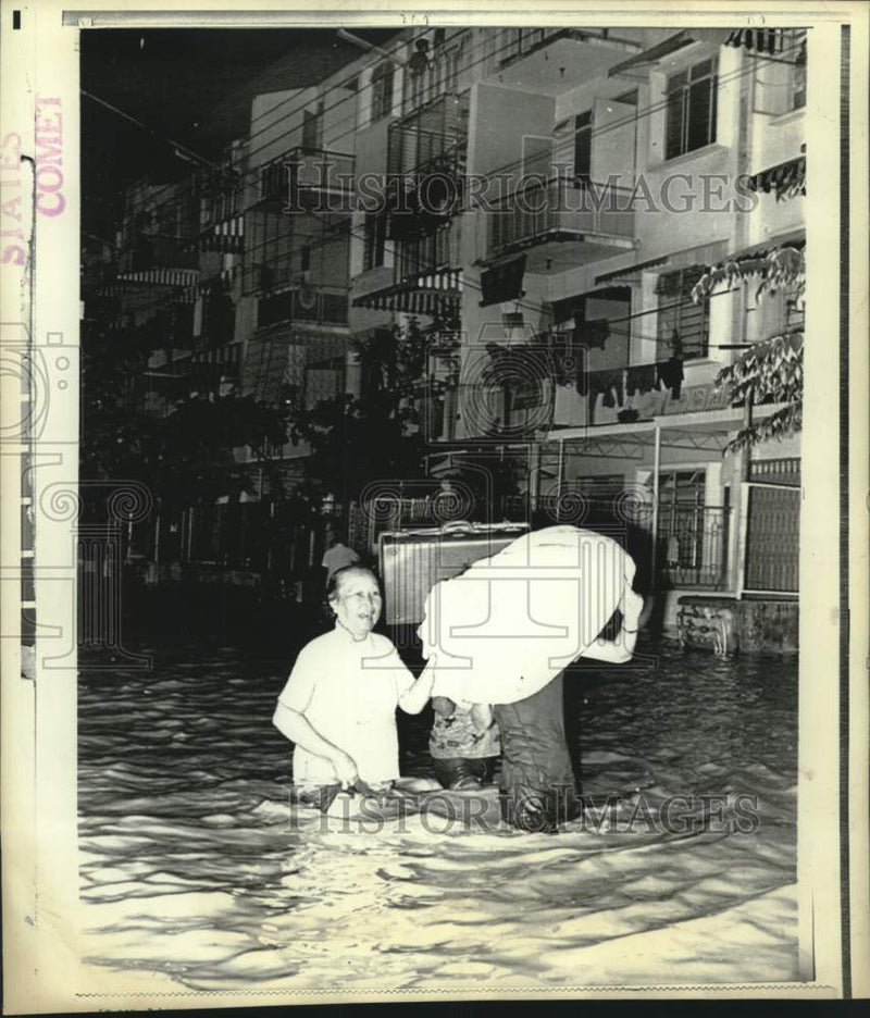 Load image into Gallery viewer, 1971 Press Photo Malaysian women wade through flooded street of Kuala Lumpur.
