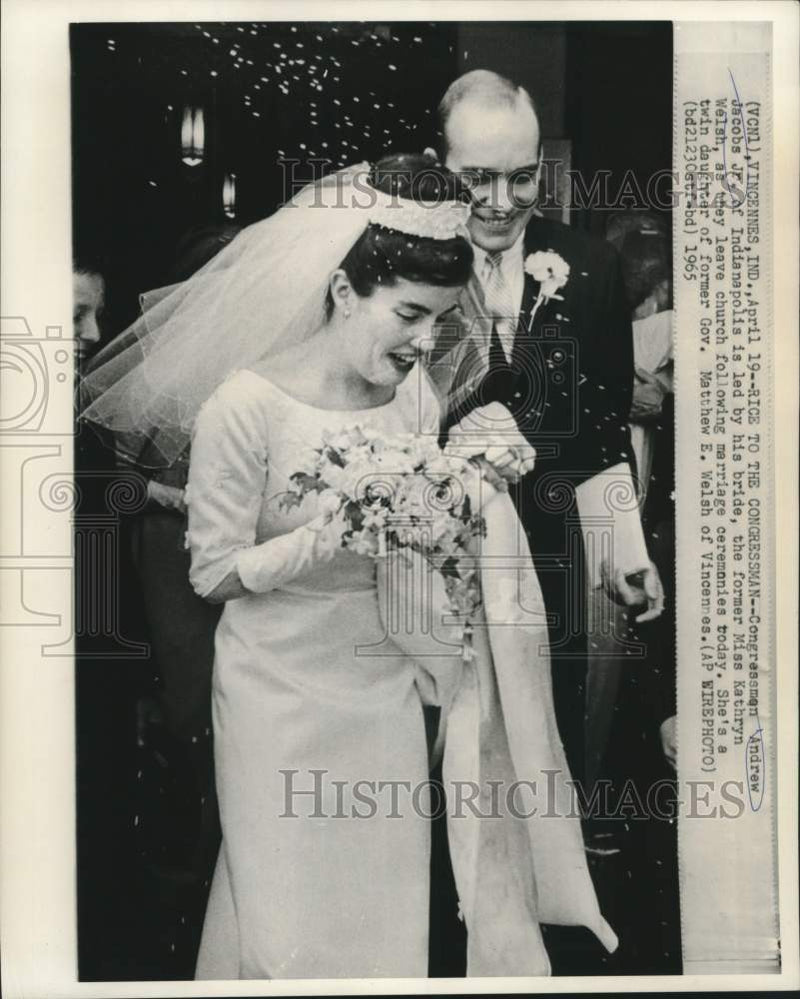 Load image into Gallery viewer, 1965 Press Photo Congressman Andrew Jacobs and bride Kathryn leave church
