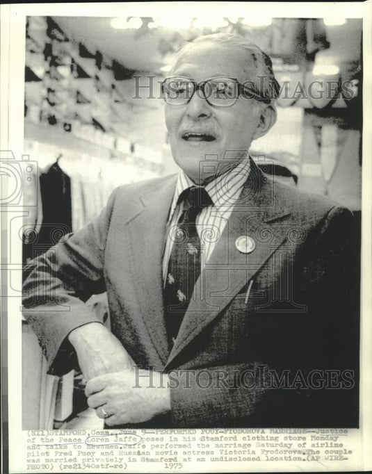 1975 Press Photo Justice Lorene Jaffe with newsmen in Stamford clothing store.
