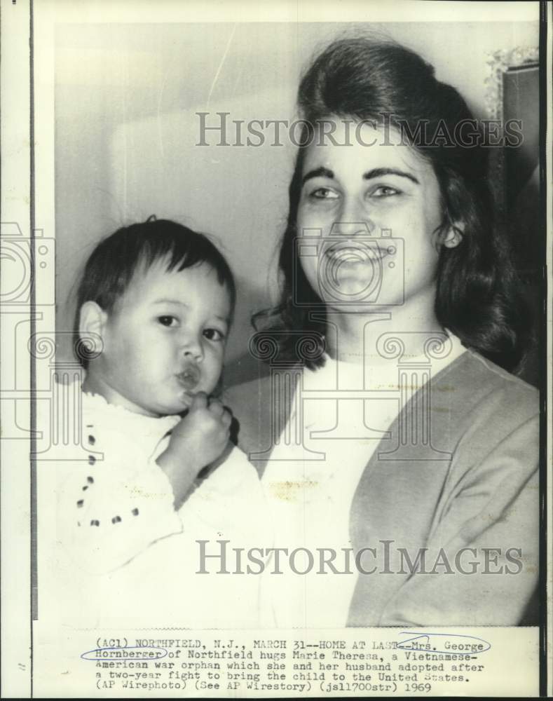 Load image into Gallery viewer, 1969 Press Photo Mrs. George Hornberger and adopted Vietnamese-war orphan, Marie
