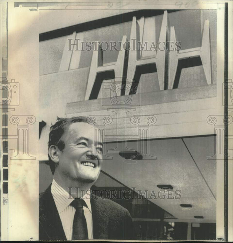 Load image into Gallery viewer, 1969 Press Photo Hubert Humphrey in front of HHH Hotel in Aalbor, Denmark

