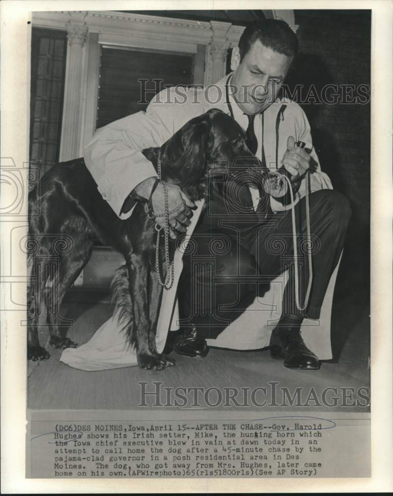 Load image into Gallery viewer, 1965 Press Photo Governor Harold Hughes show hunting horn to his Irish Setter
