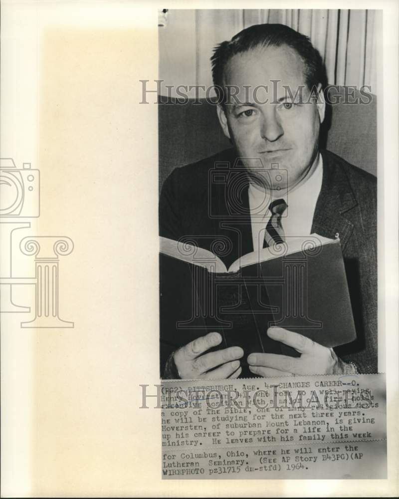 1964 Press Photo O. Henry Hoversten holds The Bible in his Pittsburgh office.