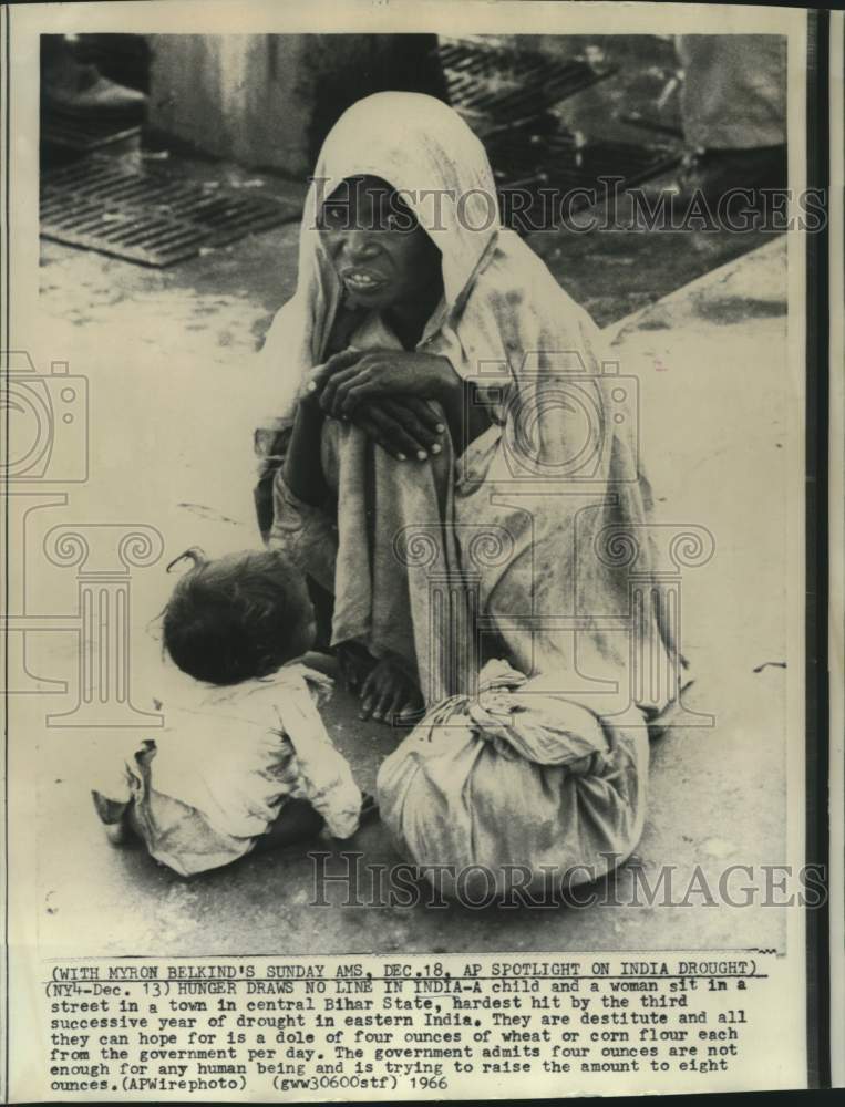 Load image into Gallery viewer, 1966 Press Photo Child and woman sit in central Bihar State streets in India
