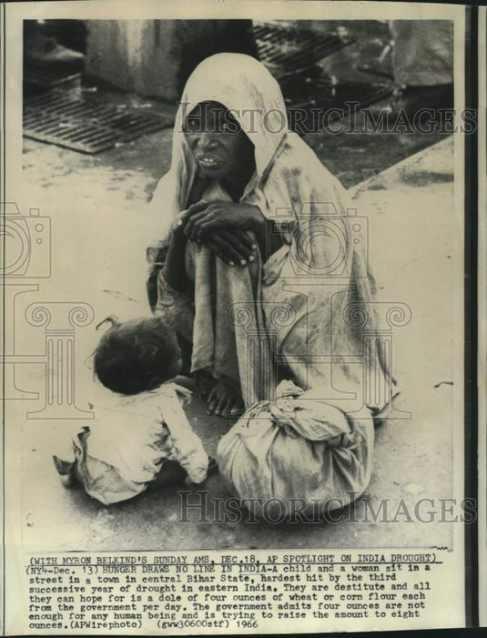 1966 Press Photo Child and woman sit in central Bihar State streets in India