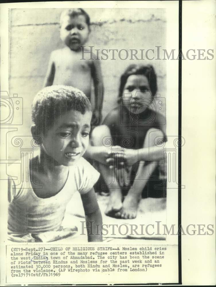 1969 Press Photo Moslem child cries in refugee center in India&#39;s Ahmadabad.
