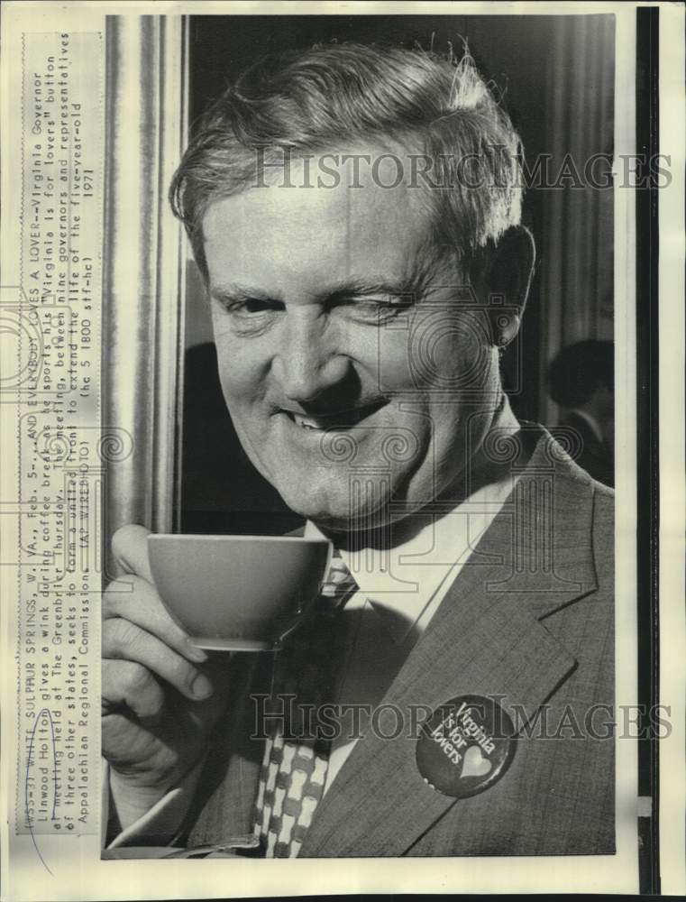1971 Press Photo Virginia Governor Linwood Holton gives a wink at coffee break