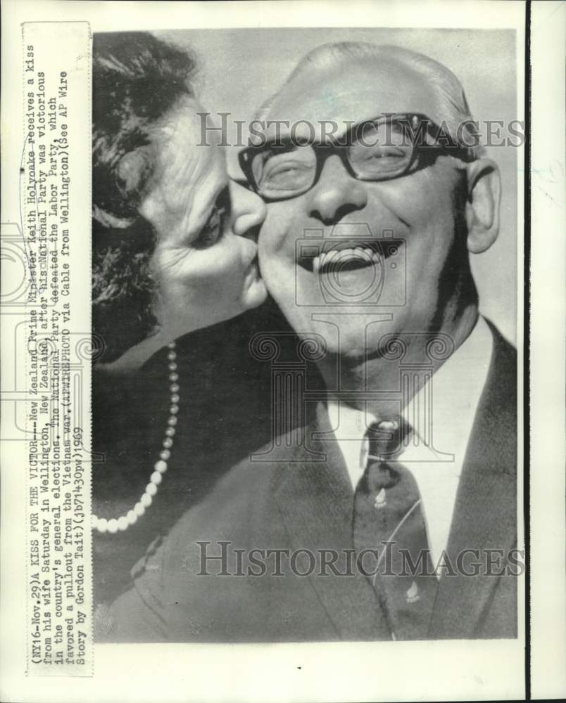 1969 Press Photo New Zealand Prime Minister Holyoake receives a kiss from wife