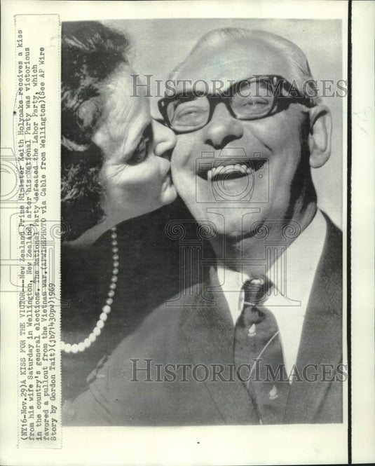 1969 Press Photo New Zealand Prime Minister Holyoake receives a kiss from wife