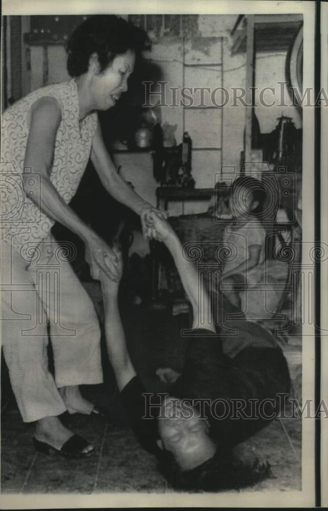 Load image into Gallery viewer, 1967 Press Photo Neighbor attempts calming Tam Shu-po as Wong Siu-hon watches
