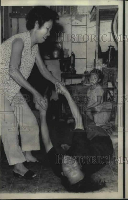 1967 Press Photo Neighbor attempts calming Tam Shu-po as Wong Siu-hon watches