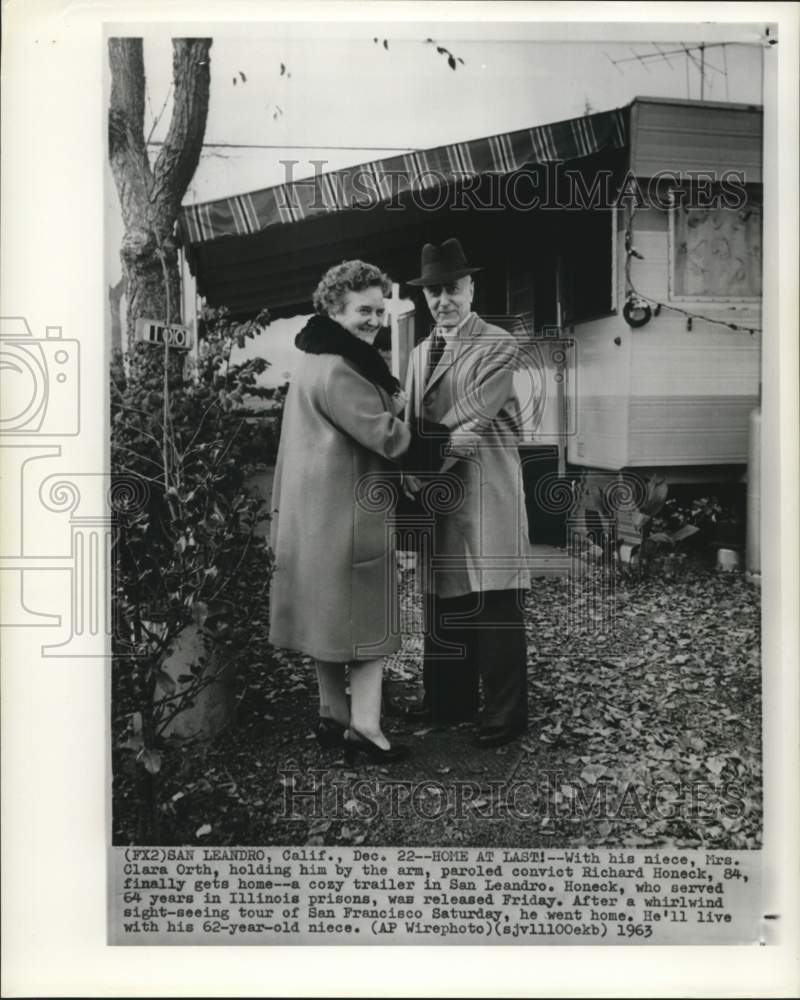 1963 Press Photo Released prisoner, Richard Honeck with niece Clara Orth in CA