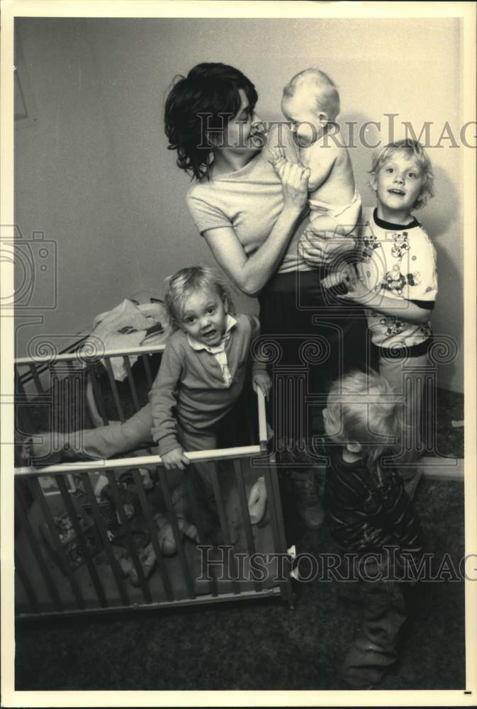 1987 Press Photo Dawn Grove with children in Middletown, New York apartment