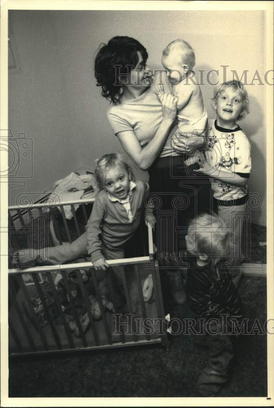 1987 Press Photo Dawn Grove with children in Middletown, New York apartment