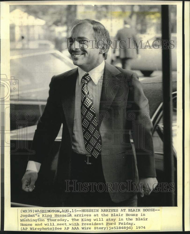 Load image into Gallery viewer, 1974 Press Photo Jordan's King Hussein arrives at Blair House in Washington
