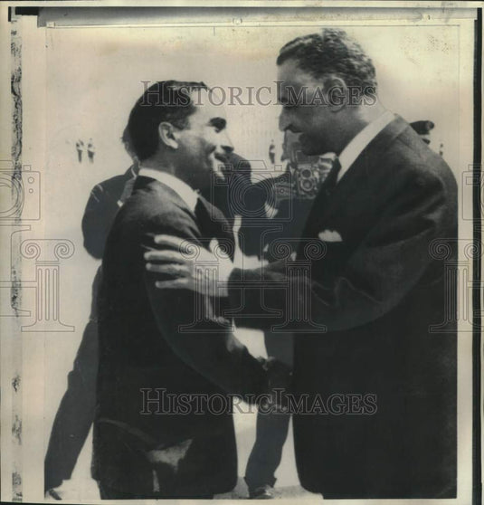 1969 Press Photo President Nasser & King Hussein shake hands at Cairo airport.