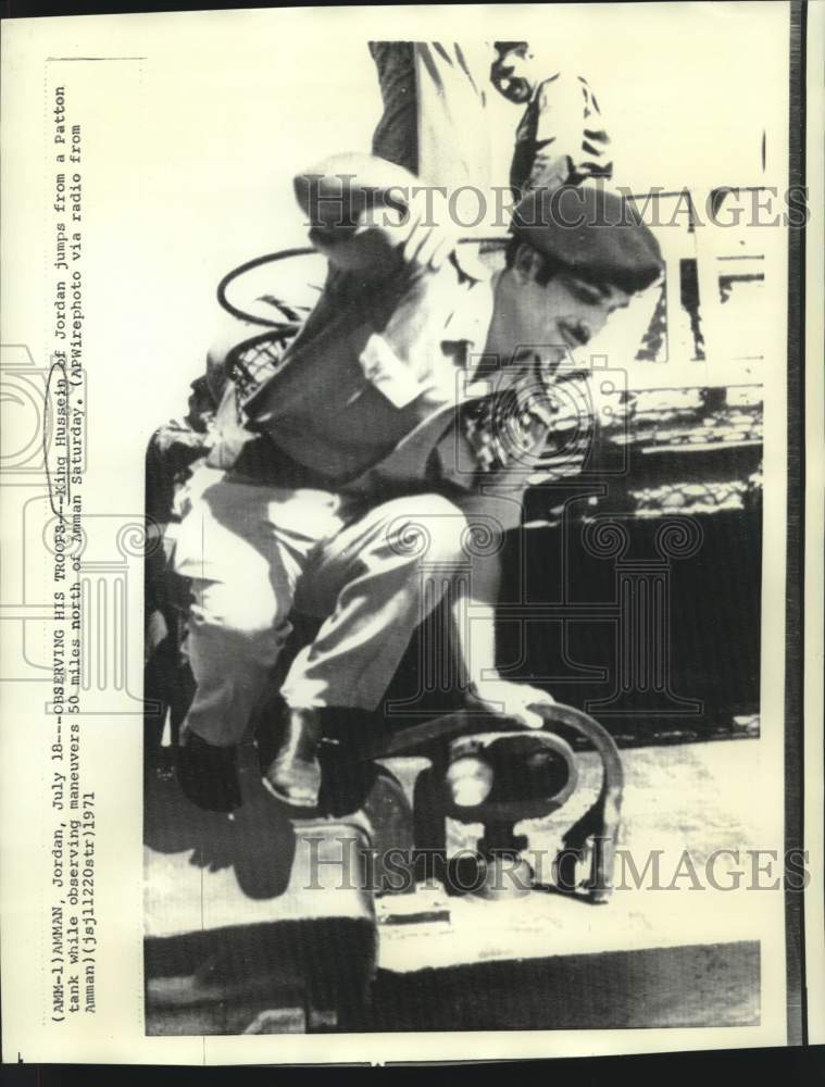 Load image into Gallery viewer, 1971 Press Photo Jordan's King Hussein jumps from Patton tank at maneuvers
