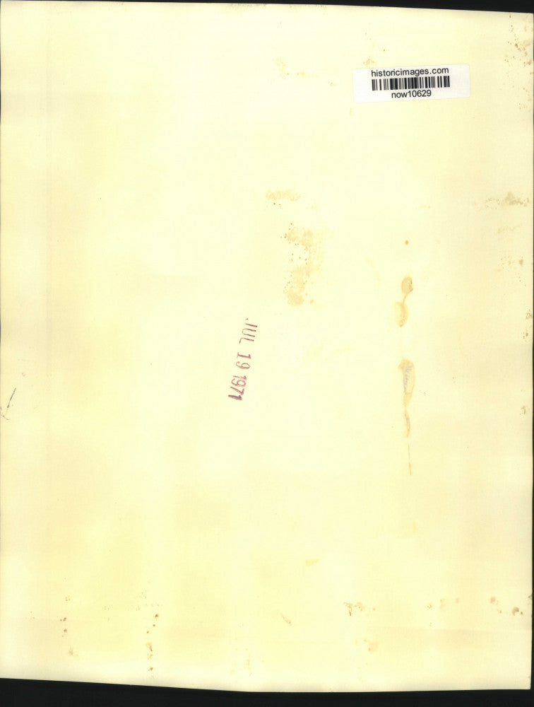 1971 Press Photo Jordan's King Hussein jumps from Patton tank at maneuvers