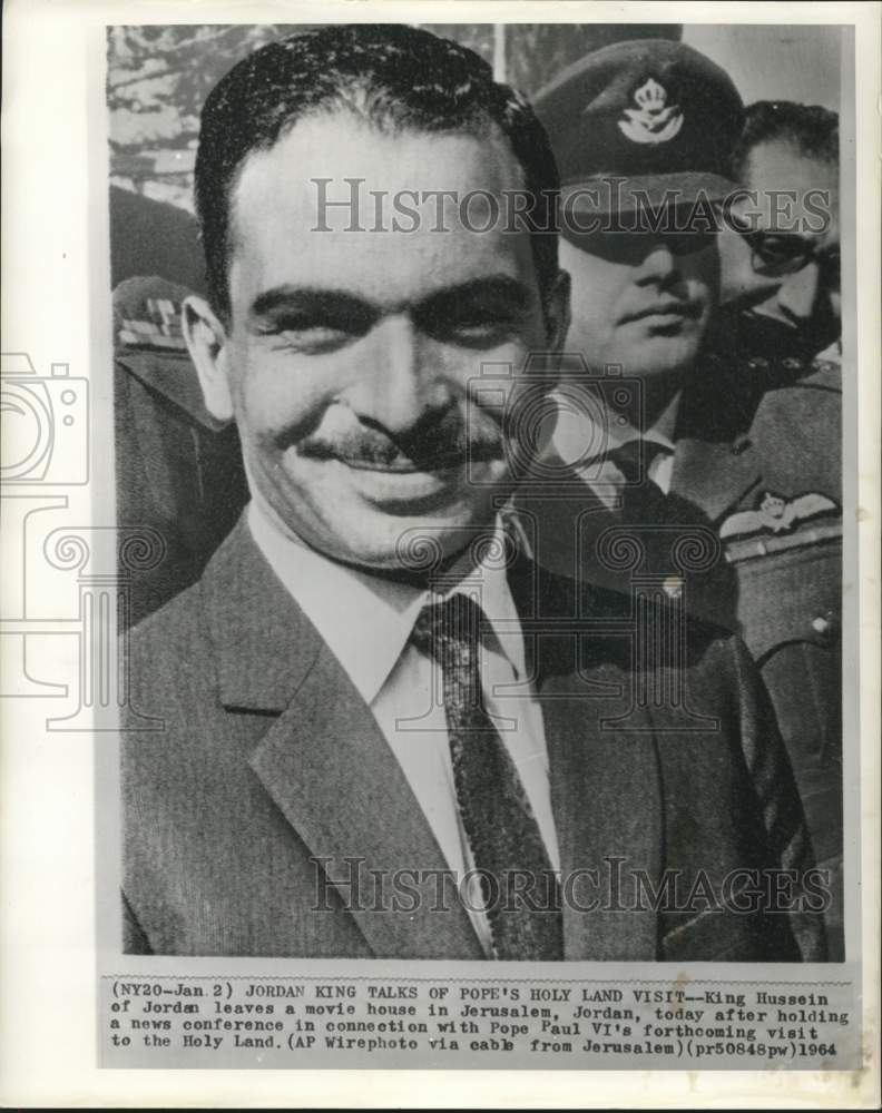 1964 Press Photo Jordan's King Hussein leaving a movie house - now10635
