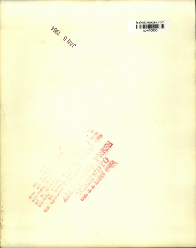 1964 Press Photo Jordan's King Hussein leaving a movie house - now10635