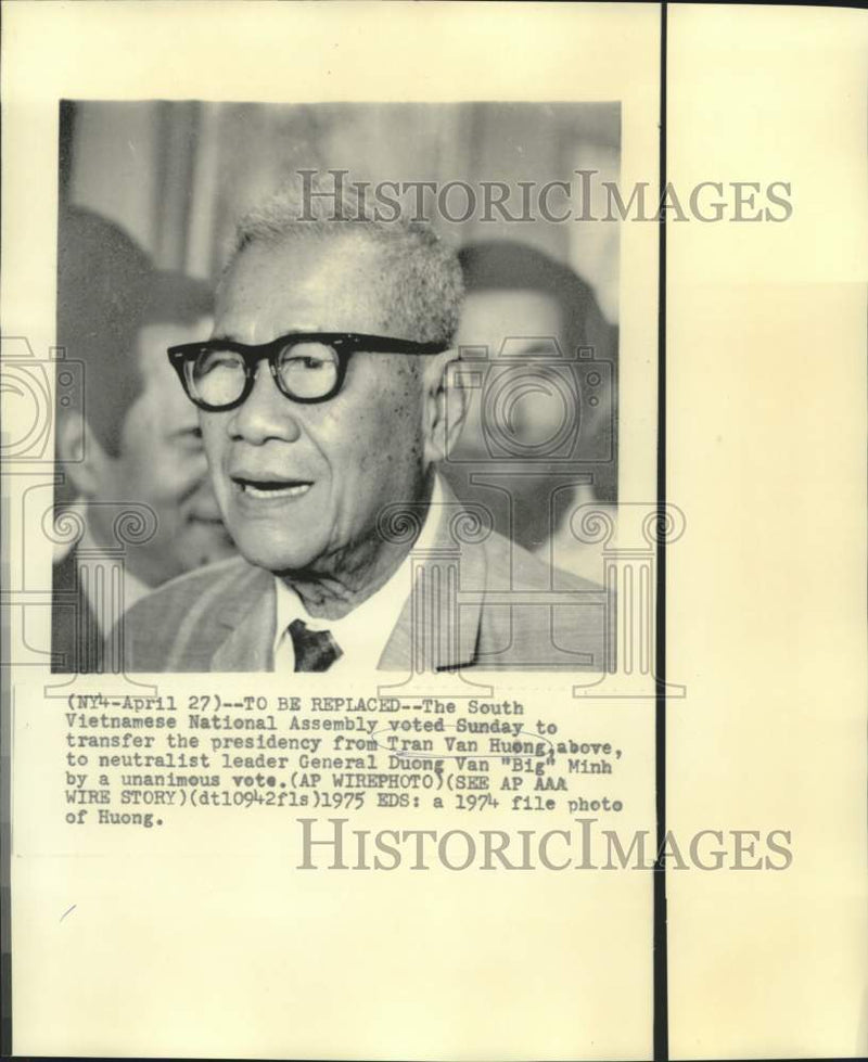 Load image into Gallery viewer, 1974 Press Photo South Vietnam Presidency transferred from Huong to Gen. Minh.
