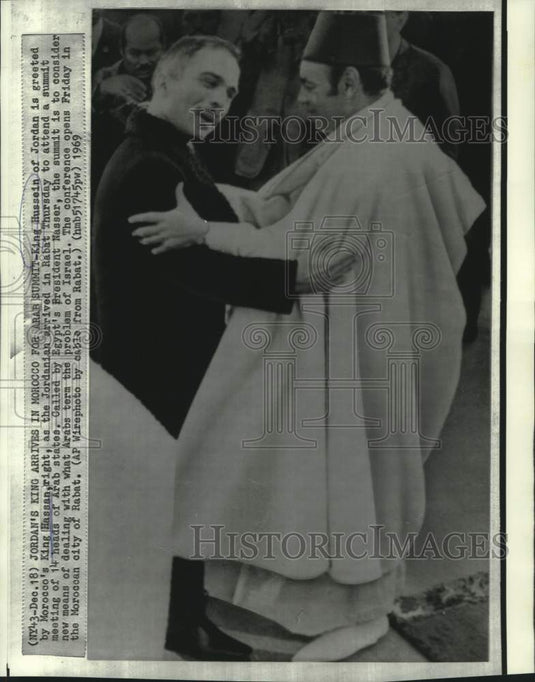 1969 Press Photo King Hussein greeted by King Hasssan in Rabat - now10688