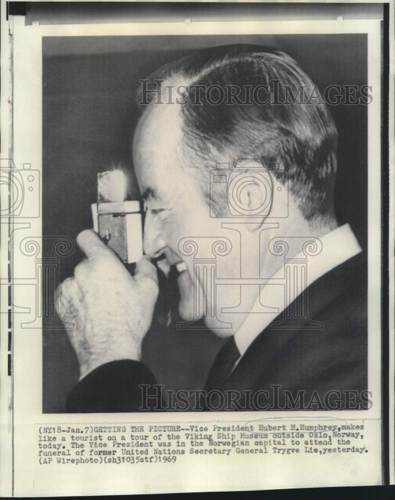 Load image into Gallery viewer, 1969 Press Photo Vice President Humphrey snaps pictures at Viking Ship Museum
