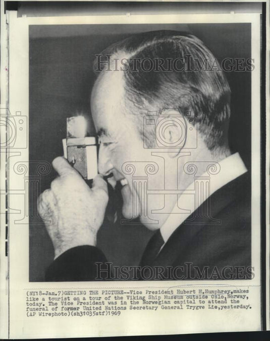 1969 Press Photo Vice President Humphrey snaps pictures at Viking Ship Museum