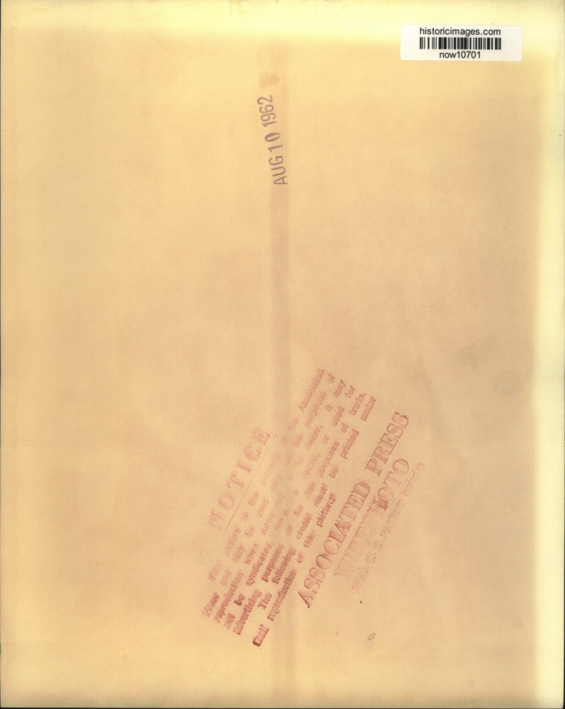 1962 Press Photo Arthur Holmes aided by Delores Gill in Chicago hospital