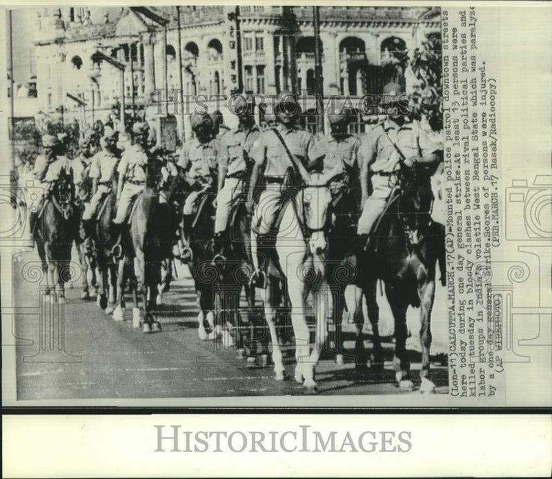 Load image into Gallery viewer, 1970 Press Photo Mounted police patrol Calcutta streets after general strike
