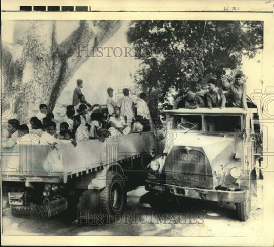 1972 Press Photo India starts huge effort to bring 22 refugees home. - now10740