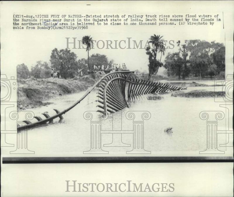 Load image into Gallery viewer, 1968 Press Photo Twisted railway tracks above flooded Narmada River in India
