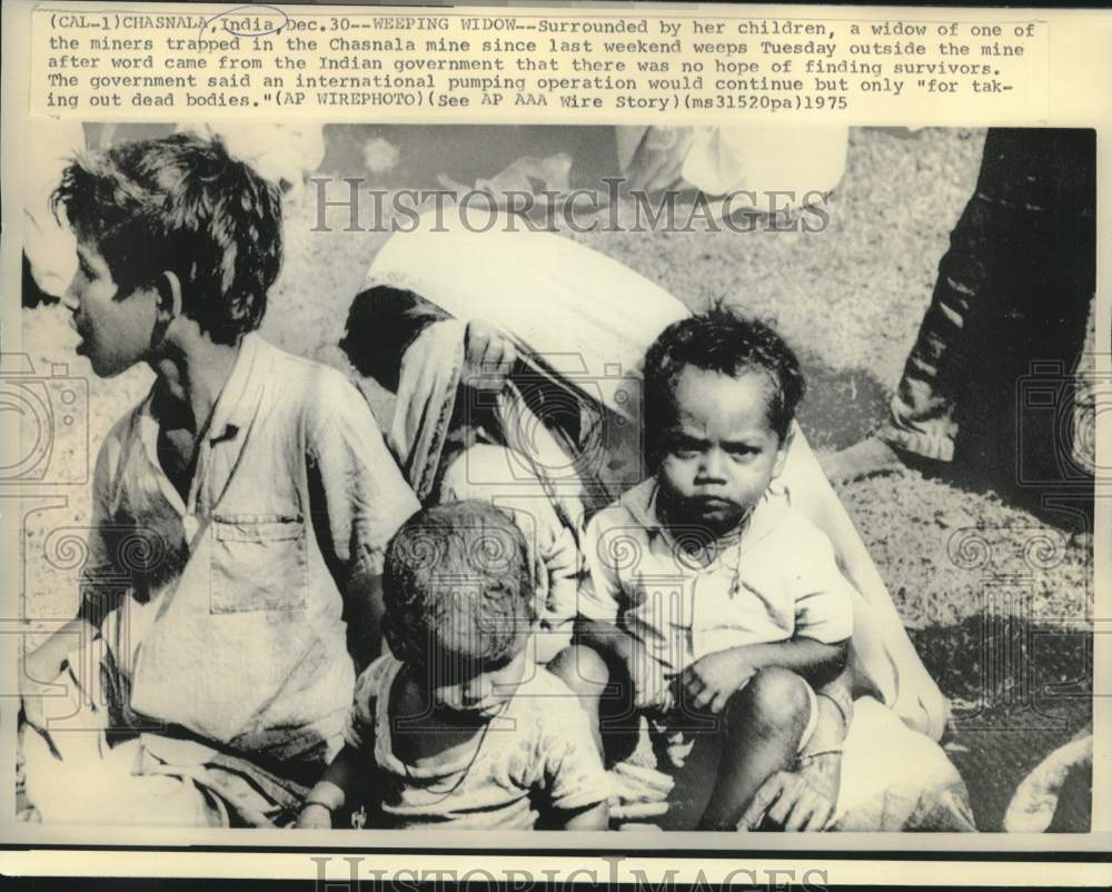 1975 Press Photo Chasnala mine widow and children in India - now10803