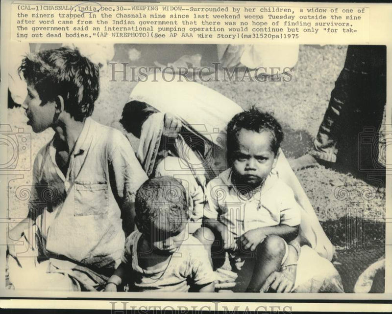 Load image into Gallery viewer, 1975 Press Photo Chasnala mine widow and children in India - now10803
