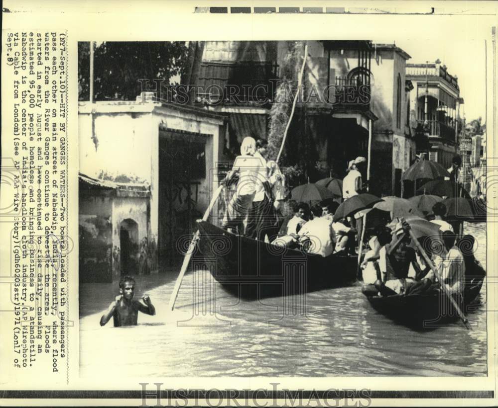 1971 Press Photo Boats loaded with passengers pass on flooded street of Nabadwip