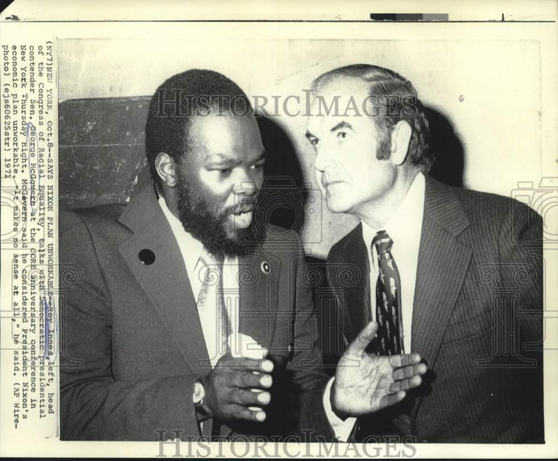 Load image into Gallery viewer, 1971 Press Photo Roy Innes and Senator McGovern at CORE anniversary conference
