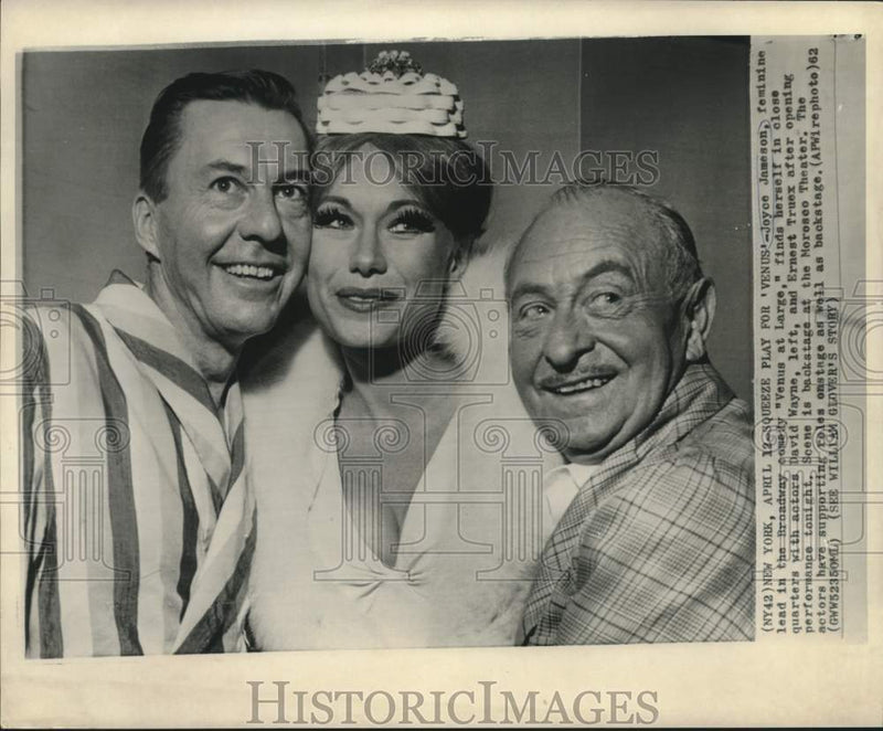 Load image into Gallery viewer, 1962 Press Photo Joyce Jameson and other actors of "Venus at Large," in New York
