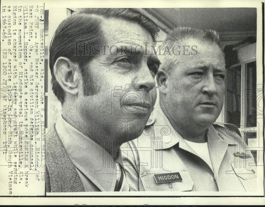 1971 Press Photo Master Sergeant Higdon and attorney Hopper at trial break in AL